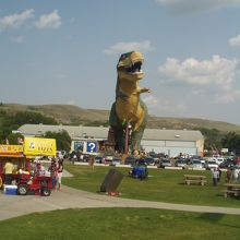 博物館がある町の中心に、口まで上れる大きな恐竜あり。
