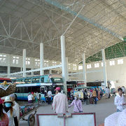 シェムリアップのバスターミナルは街の東の端っこで不便。だが、アヤシイ人がバスに乗ってくる。