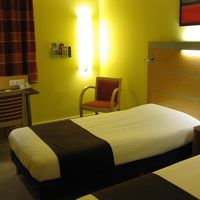 客室は狭いが、新しくてきれい。