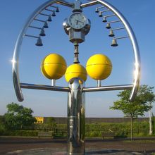 漁港近くの旧安芸駅跡地の緑地公園に建つカリヨン時計