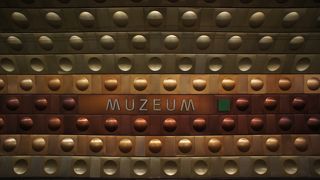 プラットホームの壁が美しい。