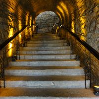 入口をはいると要塞跡のままの石壁