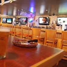 テレビがたくさんあってtheスポーツバーでした