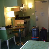 ミニシンク回りとライティングデスク。