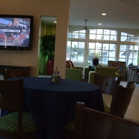 朝食会場となったロビー。奥にコンシェルジュ駐在。