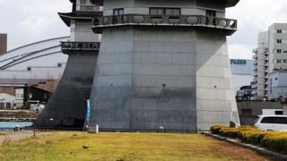 ○ なぎさ公園で見つけた面白い建物　「県立琵琶湖文化館」