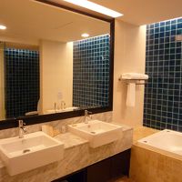 お風呂。ガラス貼りのシャワールムもあったよ〜