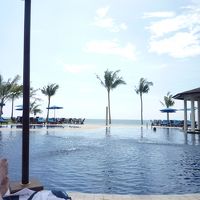 部屋の前の、ほぼプライベートビーチ最高！プールの向こうは海！