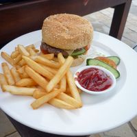 ビーチサイドでハンバーガーセット、10ドルくらいだったかな？