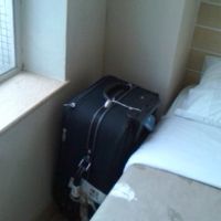 左のベッドと壁の隙間に中型のスーツケースを置けます