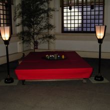 参拝者がお茶の振る舞われる場所