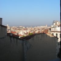 すぐそばは変な壁だが、遠くが見渡せるベランダ