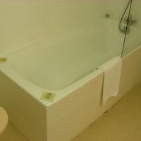 バスルームっぽくない壁や床が、意外と清潔に感じる