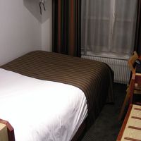 狭いがシンプルで落ち着きのある客室。