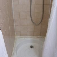 洗濯機置き場の様。バスタブなしのシャワーカーテンは非常に不便