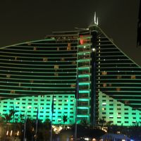 "Jumeirah Beach Hotel"も夜は4色に変化
