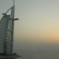 窓辺からの夕闇迫る"Burj Al Arab"です。