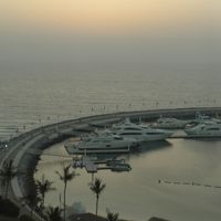 ペルシャ湾に沈む夕日とレストラン"Marina"への連絡道。
