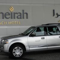 "Jumeirah Beach Hotel"エントランス、車