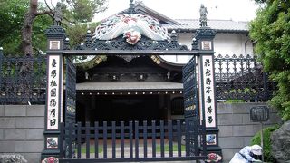扉上の中心に極彩色の鳳凰を抱く鉄門がある妙法寺、杉並堀の内散策の巻