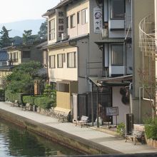 温泉と食事をするほうの建物です