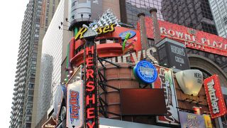 キスチョコのハーシーズのタイムズスクエア店