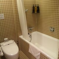 お風呂はこんな感じ。トイレの方に排水溝がないのが気になる