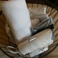 タオル、浴衣、ドライアーは籠に入ってベッドの上にあった