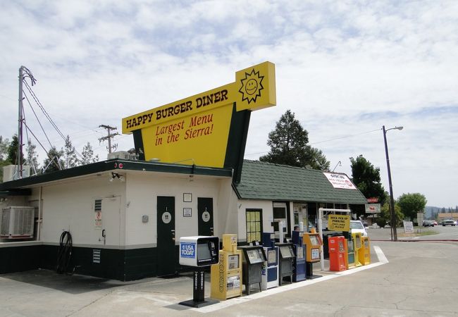 メニューの多さはカリフォルニア１、 Happy Burger Diner（ハッピー・バーガー・ダイナー） 、ヨセミテに行く前の休憩に！