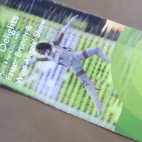 ワインタワーの中に入るお姉さん(*^。^*)