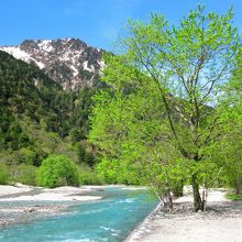 明神池すぐ近く。梓川右岸の眺め