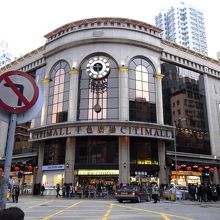 ちょっと銀座みたい。路上は人があふれています。