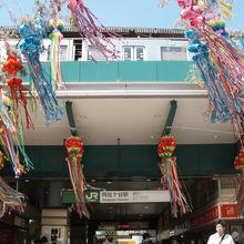 駅正面から