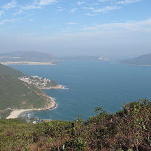 両側にこのような海岸線を見下ろしながらの尾根道が続きます。