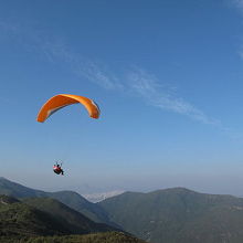 龍の背ハイクの名物、パラグライダー！