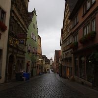 左側中央の緑の建物がガストホフ（ホテル）