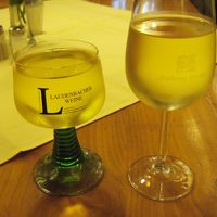 １階はレストラン。夕食時のワインも美味しい。