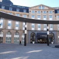 駅を背に撮影。左方向に向かうとグラン・プラスがあります