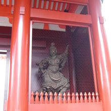 向かって右の持国天（じこくてん）