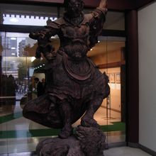 一時五重塔正面に安置されていた持国天（じこくてん）