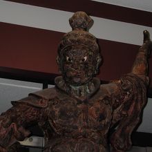 目に入れられた玉眼（ぎょくがん）が美しい