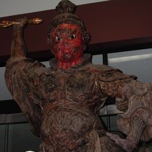 目に入れられた玉眼（ぎょくがん）が美しい