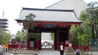 目に入れられた玉眼（ぎょくがん）が美しい像の二天門、浅草寺が好き！の巻