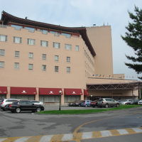 右側がホテルの玄関です。