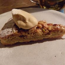 ナッツタルト・キャラメルソース添え（450円）