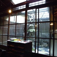 店内から見える坪庭