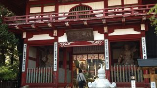 風待ち館のすぐ近く。大きな赤い門と杉の木が立派！