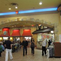 2Ｆのフードコートもお城のよう。24hの店あり