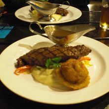 ステーキとちょこっとサラダ。しいたけの天婦羅？ｗ