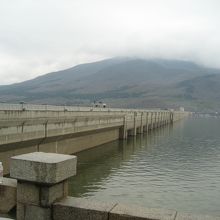 煙雨の松花湖、緑の風景が素晴らしいですね。